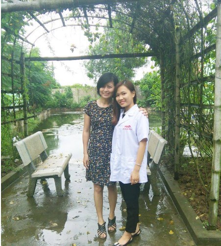 Chị Vinh chụp ảnh cùng Ds Loan trong chuyến thăm công ty 