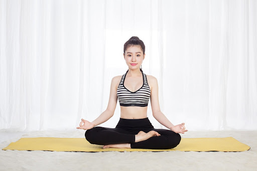 Bài tập chữa bệnh viêm xoang yoga ngồi thẳng lưng, một tay bịt mũi