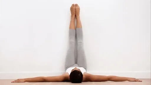 bài tập yoga tốt cho tử cung - tư thế gác chân lên tường