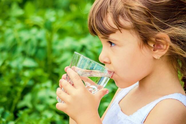 Uống đủ nước để phòng ngừa táo bón ở trẻ em 