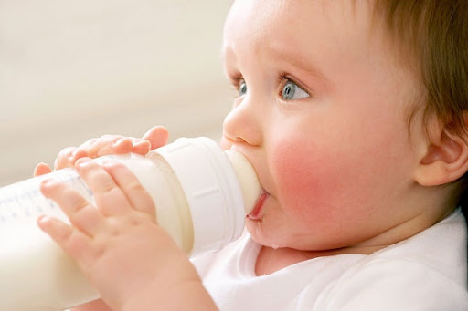 Trẻ bị táo bón nên cho uống sữa mát