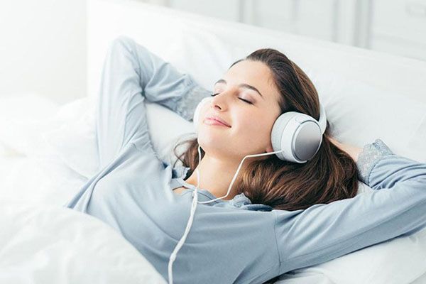 Thư giãn bằng cách nghe nhạc trước khi ngủ 