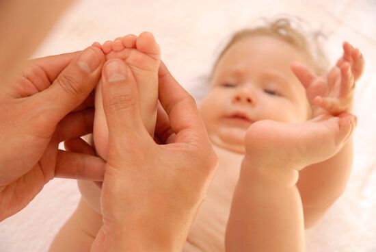 Massage chân cho trẻ sơ sinh trị táo bón 