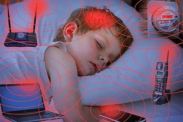 Sử dụng các thiết bị điện tử trước khi ngủ gây khó ngủ ở trẻ nhỏ