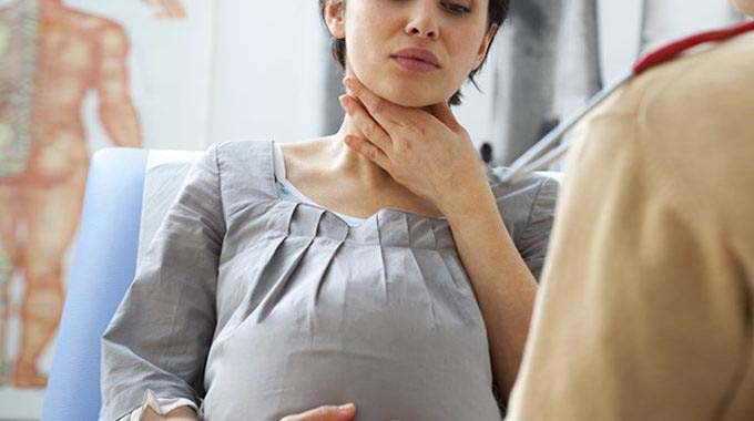 Trong 3 tháng đầu thai kỳ phụ nữ dễ mắc amidan