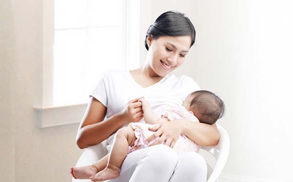 Cho bé sơ sinh bú mẹ để tăng cường miễn dịch