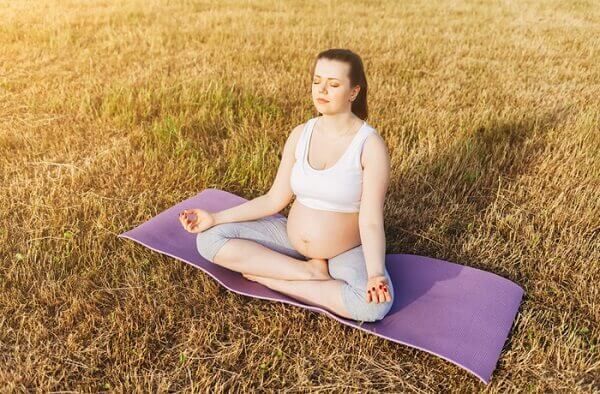 Mẹ bầu nên tập yoga 15 phút mỗi ngày