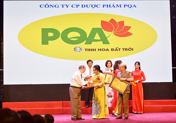 TGD Trần Mỹ Linh trên bục nhận giải thưởng