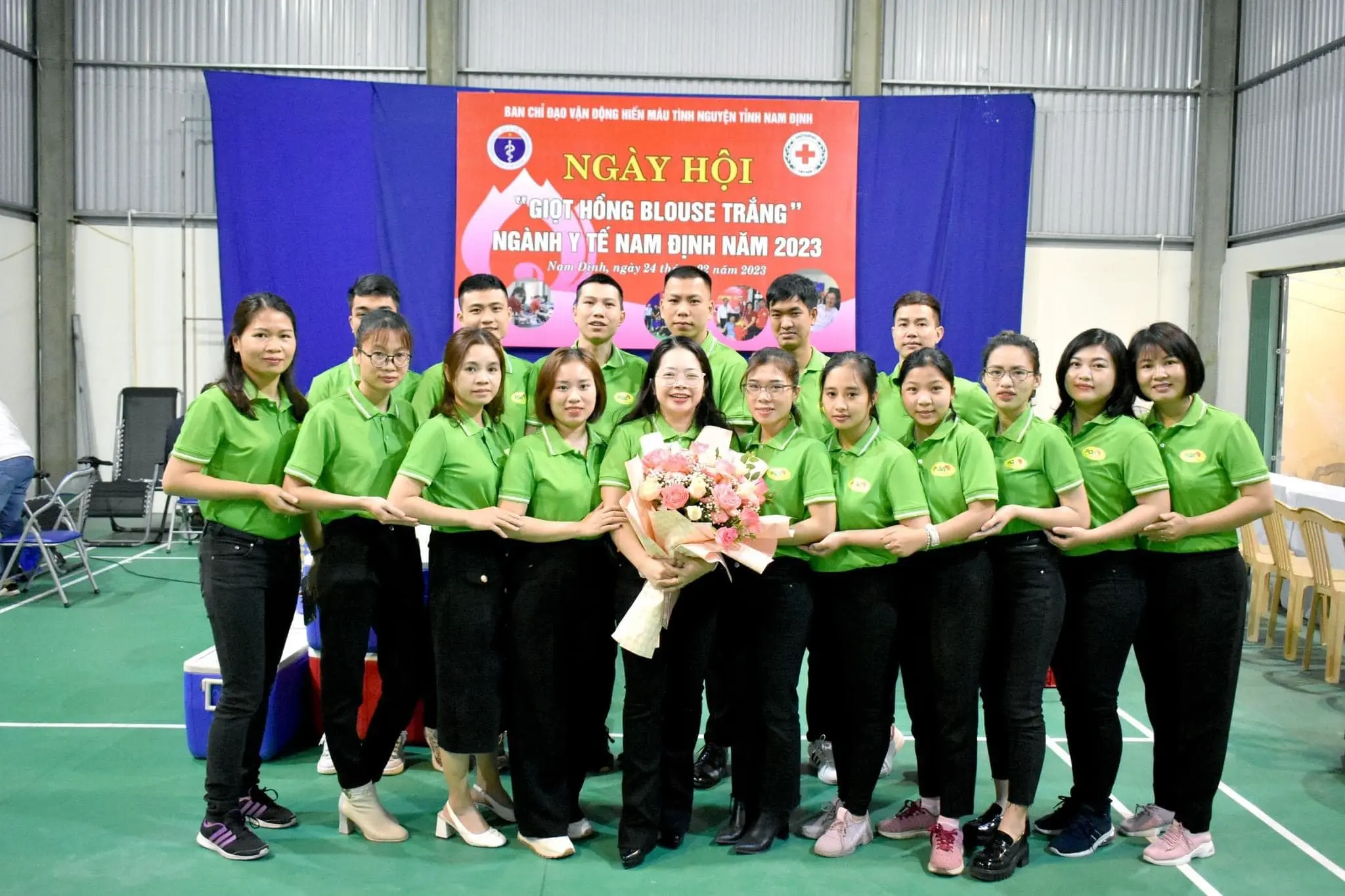 Dược Phẩm PQA hưởng ứng ngày hội Hiến Máu Nhân Đạo - Giọt hồng blouse trắng